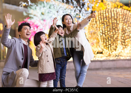 Fröhlicher junger chinesischen Familie winken Stockfoto