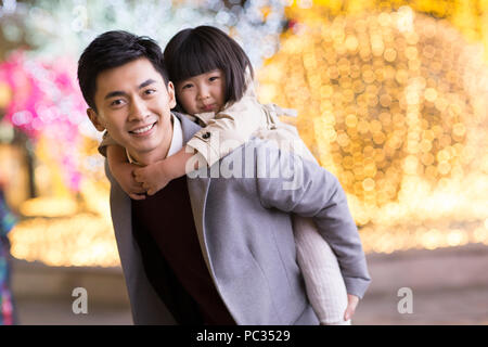 Portrait von fröhlichen jungen chinesischen Vater und Tochter Stockfoto