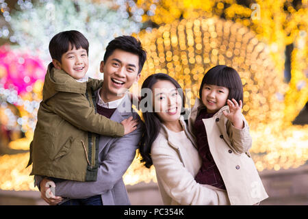 Portrait von fröhlichen jungen chinesischen Familie Stockfoto