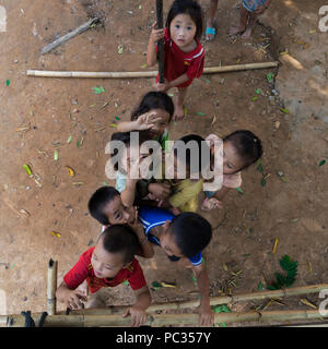 Kinder spielen in Nordlaos Dorf Stockfoto