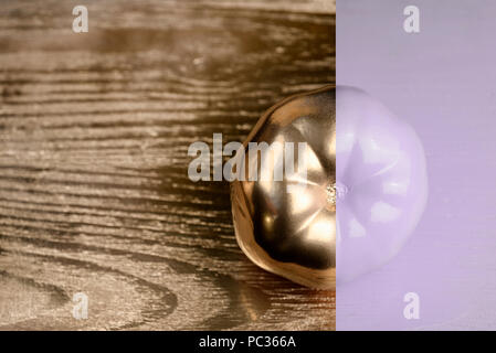 Kreative Gestaltung aus Tomaten auf Holz backgruond. Purpur und Gold bemalt. Essen Konzept. Stockfoto