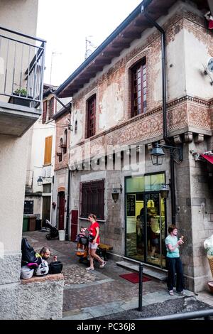 Porto Ceresio ist eine Gemeinde (Gemeinde) am Luganer See in der Provinz Varese in der italienischen Region Lombardei, liegt etwa 50 Kilometer (31 Meilen Stockfoto