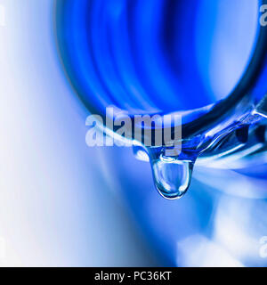 Schädlichen Lebensmittelzusatzstoffen, Aromen, Konzentrat, Aroma Stabilisator. Letzte Tropfen auf den Hals der Flasche close-up. Stockfoto