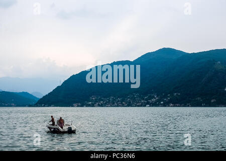 Porto Ceresio ist eine Gemeinde (Gemeinde) am Luganer See in der Provinz Varese in der italienischen Region Lombardei, liegt etwa 50 Kilometer (31 Meilen Stockfoto