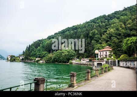 Porto Ceresio ist eine Gemeinde (Gemeinde) am Luganer See in der Provinz Varese in der italienischen Region Lombardei, liegt etwa 50 Kilometer (31 Meilen Stockfoto