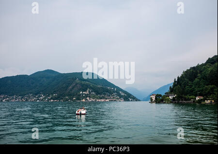 Porto Ceresio ist eine Gemeinde (Gemeinde) am Luganer See in der Provinz Varese in der italienischen Region Lombardei, liegt etwa 50 Kilometer (31 Meilen Stockfoto