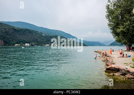 Porto Ceresio ist eine Gemeinde (Gemeinde) am Luganer See in der Provinz Varese in der italienischen Region Lombardei, liegt etwa 50 Kilometer (31 Meilen Stockfoto