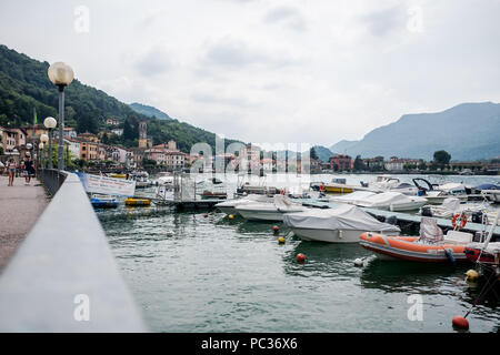 Porto Ceresio ist eine Gemeinde (Gemeinde) am Luganer See in der Provinz Varese in der italienischen Region Lombardei, liegt etwa 50 Kilometer (31 Meilen Stockfoto