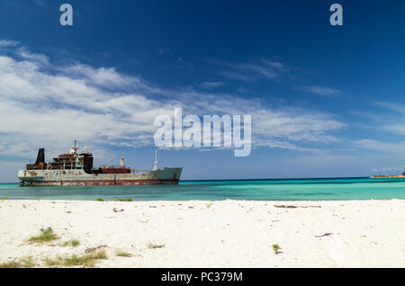 Boote und verlassenen Boot in Bahia de Las Aguilas Stockfoto