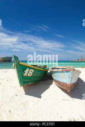 Boote und verlassenen Boot in Bahia de Las Aguilas Stockfoto