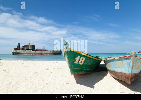 Boote und verlassenen Boot in Bahia de Las Aguilas Stockfoto