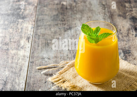 Mango Lassi Dessert. Traditionelle indische Drink auf Holztisch. Stockfoto
