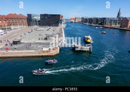 Kopenhagen Waterfront mit der Schwarze Diamant und Soren Kierkegaards Quadratisch, Gelb Wasser Bus und Boote, von der DAC Terrasse im Blox gesehen Stockfoto