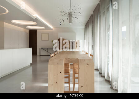 Apartment im luxuriösen, komfortablen Speisesaal mit modernen Möbeln Stockfoto