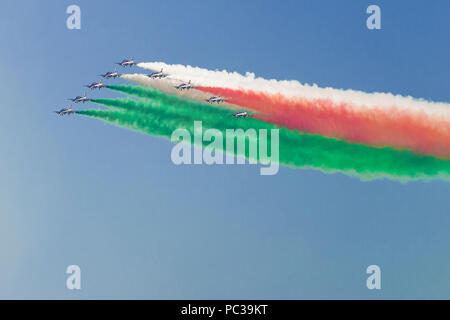 Akrobatische Ebenen (Frecce tricolore) macht die italienische Flagge im Himmel mit Rauch Stockfoto