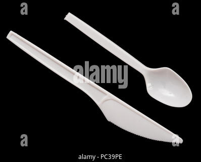 Kunststoff Messer und Löffel auf weißem Hintergrund Stockfoto