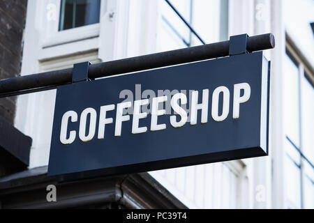 Coffeeshop Namensschild auf Cannabis cafe in Amsterdam in den Niederlanden. Rechtliche niederländische Bar mit legalisiert Marihuana Verkauf in Holland. Kaufen leichten Drogen legal Stockfoto