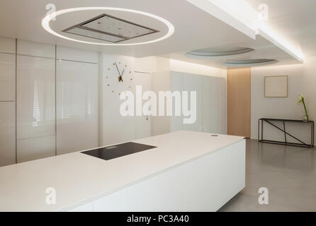 Luxus Apartment, weiße Küche in modernem Stil Stockfoto