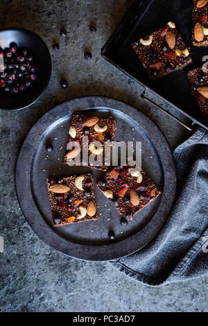 Keine Backen Schokolade gepuffte Quinoa bars mit Gefriergetrockneten schwarze Johannisbeere, kandierte Papayas, Cashew Nüssen, Mandeln und Preiselbeeren Stockfoto