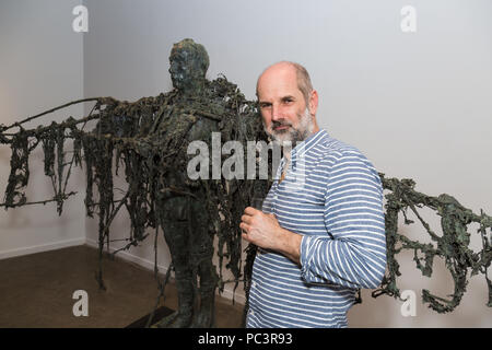 Laurence Edwards startet seine Skulptur Ausstellung in Maria Ort Gallery, Sydney. Eine vielfältige Auswahl an gebräunte Figuren. Stockfoto