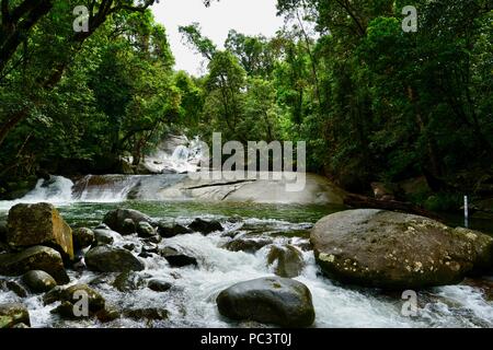 Josephine Falls ist ein großer Wasserfall und ein beliebtes Touristenziel und Badeplatz, Josephine Falls gehen, Bartle Frere, QLD, Australien Stockfoto