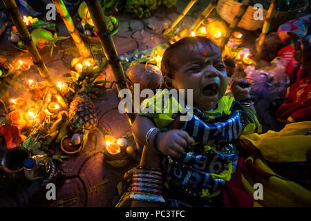 Kolkata, Indien. 26 Okt, 2017. Für den frühen Morgen puja Menschen verwendet, in der Nähe von den Ghats mit ihren Neugeborenen mit allen Angeboten mit diyas für puja Zweck zu bleiben. Das 4-tägige Festival Chhath begann heute mit den ghats in Kalkutta für Anhänger geschmückt wird. Ab dem sechsten Tag (daher "CHHATH") nach Diwali, es wird gefeiert, fiel vor der Sonne zu bezahlen als kosmische Energie gefeiert. Die Puja wird hauptsächlich durch die Menschen aus Bihar und Uttar Pradesh oder Poorvanchalis beobachtet. Credit: Shibasish Saha/Pacific Press/Alamy leben Nachrichten Stockfoto