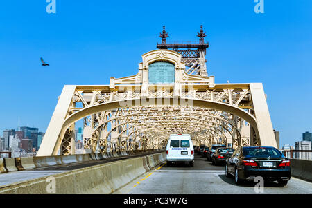 Long Island City, New York/USA, 18.06.2011: Fahrzeuge, die Queensboro Bridge überqueren, in Manhattan, New York, präsent. Stockfoto