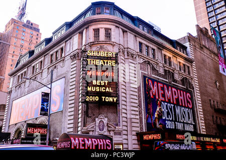 New York, NY? USA-Jun 8, 2011: Schubert Theater - ein Broadway Theater auf 44th Street, in Midtown Manhattan, NY. entfernt Stockfoto