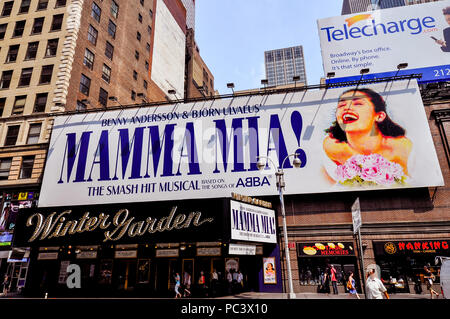 New York, New York/USA, 18.06.2011: Riesige Reklametafeln für MAMMA MMIA!, Manhattan, New York, NY. Stockfoto