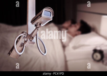 CCTV-Kamera oder Überwachung mit Paar schlafen im Schlafzimmer Stockfoto