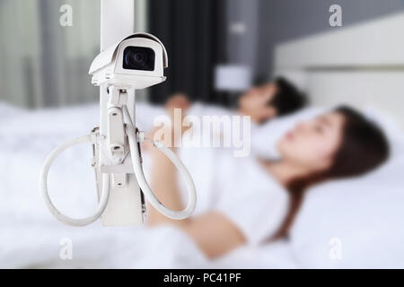 CCTV-Kamera oder Überwachung mit Paar schlafen im Schlafzimmer Stockfoto