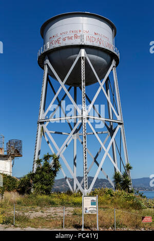 Wasserturm mit indischen Besetzung Graffiti, Alcatraz Island, San Francisco, Kalifornien, Vereinigte Staaten von Amerika, Samstag, Juni 02, 2018. Stockfoto