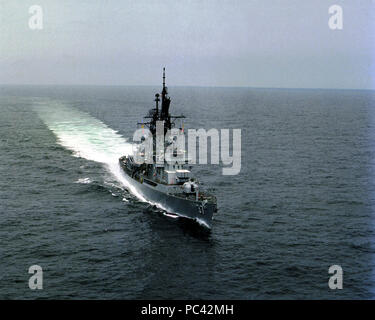 Antenne steuerbord Bug Ansicht der Lenkwaffen-zerstörer USS Farragut (DDG-37) im Gange. Stockfoto