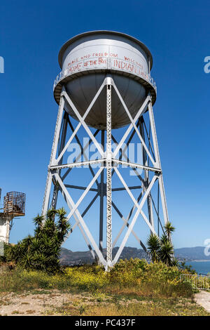 Wasserturm mit indischen Besetzung Graffiti, Alcatraz Island, San Francisco, Kalifornien, Vereinigte Staaten von Amerika, Samstag, Juni 02, 2018. Stockfoto