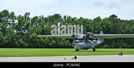 Eine flugfähige Consolidated PBY-5A Catalina Taxis auf dem Gras Flugplatz an der militärischen Luftfahrt Museum in Virginia Beach, Virginia. (US Navy Foto von zivilen Public Affairs Officer Max Lonzanida/Freigegeben) Stockfoto