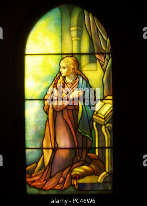 592 Die Verkündigung (rechts) - Tiffany Glas & Amp; Verzieren Firma, C. 1895 Stockfoto