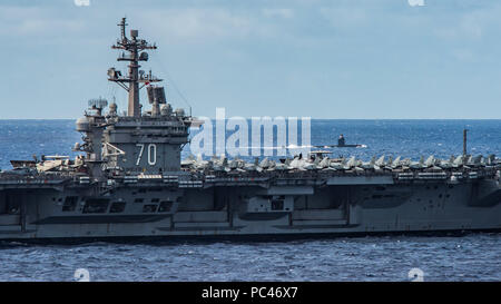 180726-N-MT 837-1410 PAZIFISCHER OZEAN (26. Juli 2018) Der Nimitz-Klasse Flugzeugträger USS Carl Vinson parow Neben der Los Angeles-Klasse schnell-Angriffs-U-Boot USS Olympia (SSN-717) während ein Foto Übung vor der Küste von Hawaii für die 2018 Rand des Pazifik (Rimpac) Übung, 26. Juli 2018. 25 Nationen, mehr als 45 Schiffe und u-Boote, etwa 200 Flugzeugen und 25.000 Angestellte beteiligen sich an Rimpac vom 27. Juni bis 2. August in und um die hawaiischen Inseln und Südkalifornien. Die weltweit größte internationale maritime Übung RIMPAC bietet eine einzigartige Ausbildung Chancen Stockfoto