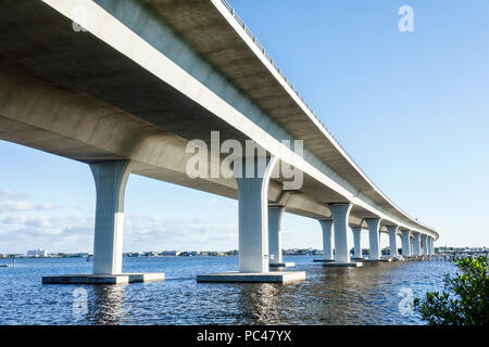 Stuart Florida, St. Saint Lucie River Water, Route 1 Federal Highway Roosevelt Bridge, Betonsegmentbrücke, Stützturmsäule, Wasser, Blick von und Stockfoto