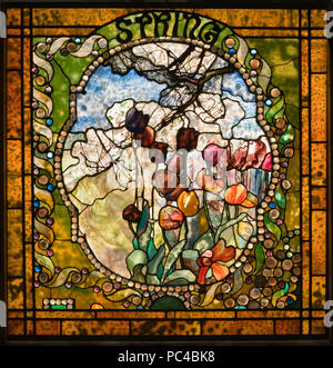570 Federblech aus den vier Jahreszeiten bleiglasfenstern Fenster von Louis Comfort Tiffany Stockfoto