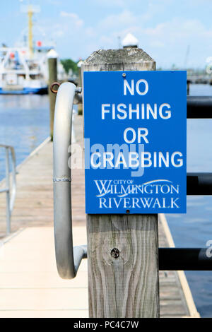 "Keine Angeln oder Krabben' Schild am Wilmington, North Carolina, USA, Riverwalk. Stockfoto