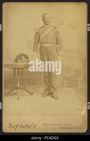 Afrikanische amerikanische Soldat, der in voller Länge Porträt, tragen GAR-Medaille, neben Tabelle) - des Neffen, 493 Pennsylvania Avenue, Washington, D.C Stockfoto