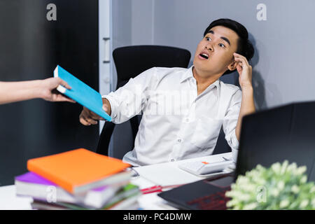 Hand ein Buch zu langweilig Student Stockfoto