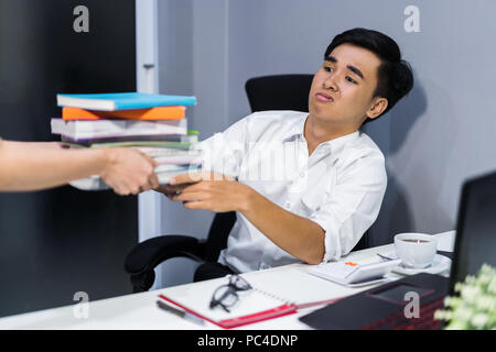 Hand ein Buch zu langweilig Student Stockfoto