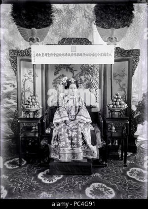 599 der Qing Dynastie Cixi Imperial Dowager Kaiserin von China auf Thron 1. Stockfoto