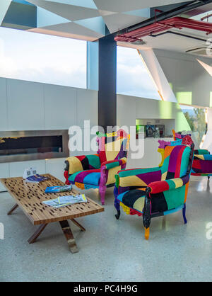 Bunte Möbel in der probierstube von D'Arenberg Winery Cube, Mclaren Vale, SA, Australien. Stockfoto