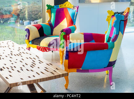 Bunte Möbel in der probierstube von D'Arenberg Winery Cube, Mclaren Vale, SA, Australien. Stockfoto