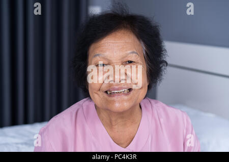 Nahaufnahme der Glücklich lächelnde ältere Frau Gesicht im Schlafzimmer Stockfoto
