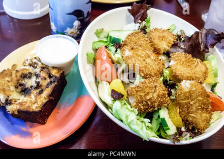 Jensen Beach Florida, Jan's Place, Restaurant Restaurants Essen Essen Essen Essen Essen gehen Cafe Cafés Bistro, innen, Food-Teller, gebratener Kokosnuss-Shrimp-Salat Stockfoto