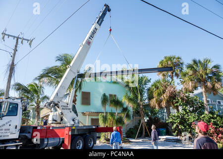 Florida, Anna Maria Island, Holmes Beach, Terex Stinger RS70100 Boom Truck Teleskopkran, anheben Stahlträger Balken, unter neuen Baustelle gebaut Stockfoto