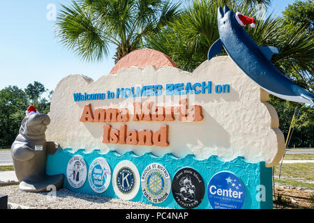 Florida, Anna Maria Island, Holmes Beach, Begrüßungsschild, Handelskammer, Kiwanis, Rotary Club, Urlaubsdekoration, Weihnachtsmütze, Seekuh-Skulptur, FL171212052 Stockfoto